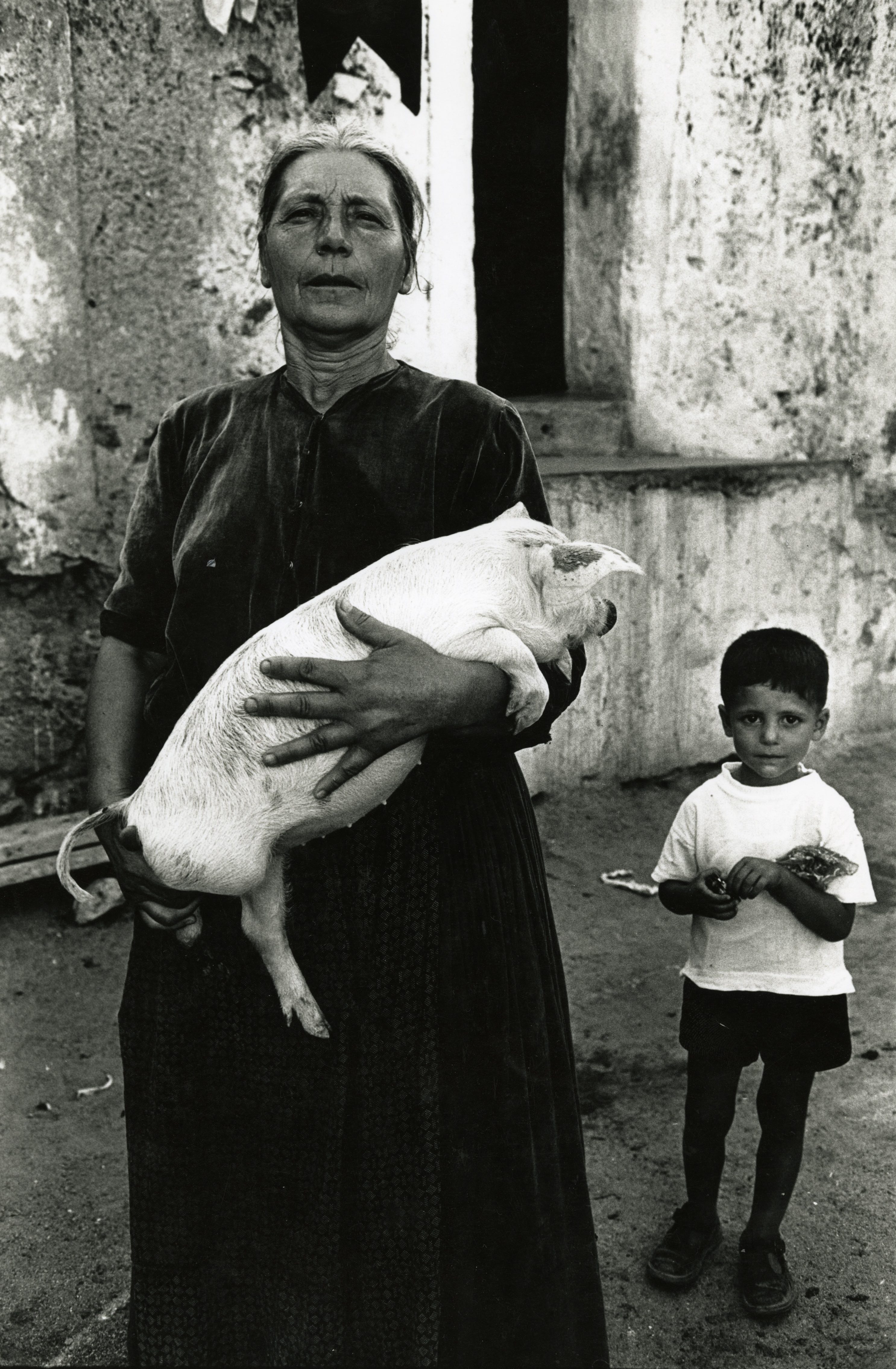 Lisetta Carmi, Irgoli, donna con maialino,1964, © Martini & Ronchetti, courtesy archivio Lisetta Carmi